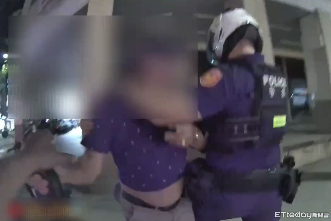 邊騎邊抽菸被攔!暴怒哥還問警:菸要丟哪? 當街抓狂慘被壓制