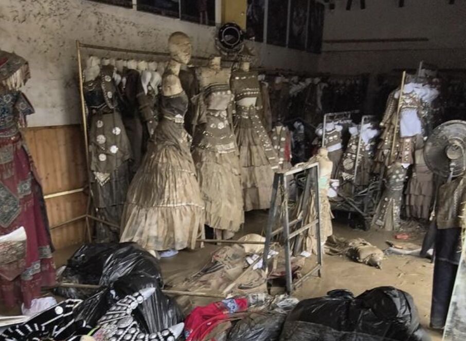 ▲陸非遺傳人小店舖遭洪災摧毀，三年心血全泡湯。（圖／翻攝瀟湘晨報）