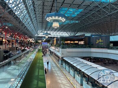 為吃麥當勞沒登機！旅客不甩導遊「奪命連環叩」...行李被拉掉了