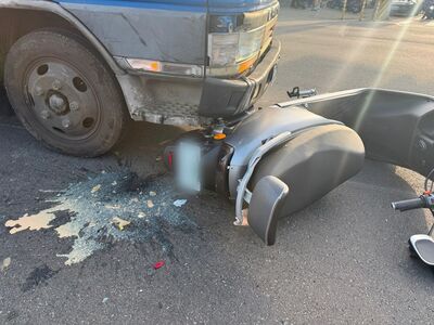 高中生女載男「切西瓜」左轉撞貨車！2人噴飛重摔　恐怖畫面曝