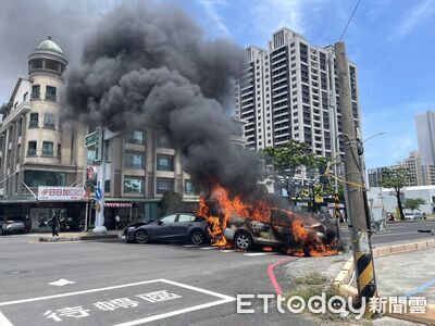 快訊/高雄街頭玩命迴轉!2車撞爛狂竄火煙 阿伯驚逃急喊起火了