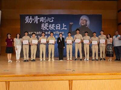 高虹安親頒發「三好獎學金」 品德學業體能兼備9學生獲1萬5000元