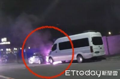 高雄廢棄自小客燒成火球!離奇原因曝 男路邊尿尿亂丟蒂釀禍