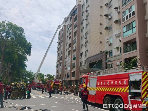 ▲台南市政府消防局第三救災救護大隊在佳里區多摩市社區大樓辦理火災搶救演練。（記者林東良翻攝，下同）