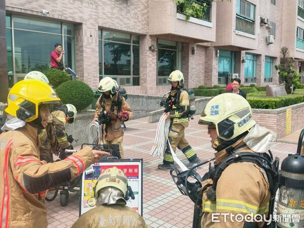 ▲台南市政府消防局第三救災救護大隊在佳里區多摩市社區大樓辦理火災搶救演練。（記者林東良翻攝，下同）