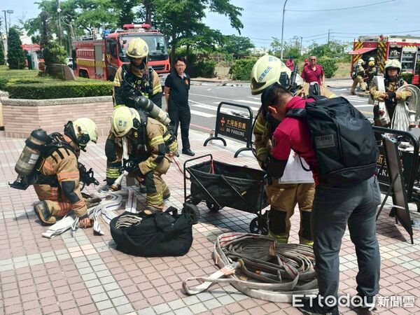 ▲台南市政府消防局第三救災救護大隊在佳里區多摩市社區大樓辦理火災搶救演練。（記者林東良翻攝，下同）