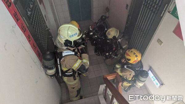 ▲台南市政府消防局第三救災救護大隊在佳里區多摩市社區大樓辦理火災搶救演練。（記者林東良翻攝，下同）
