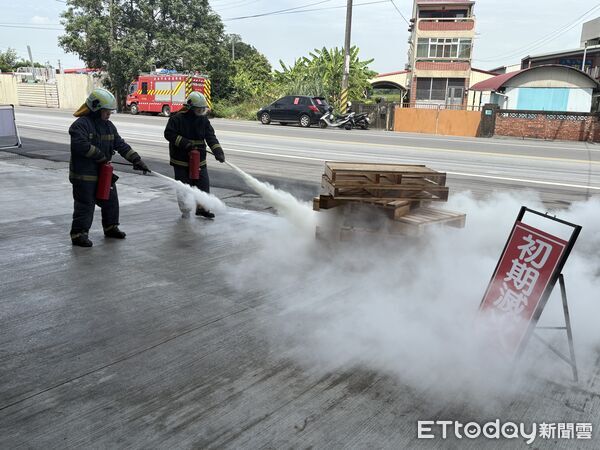 ▲拓昶貿易股份有限公司舉辦企業義消成軍典禮，強化企業自主防災及初期救災能力。（記者林東良翻攝，下同）