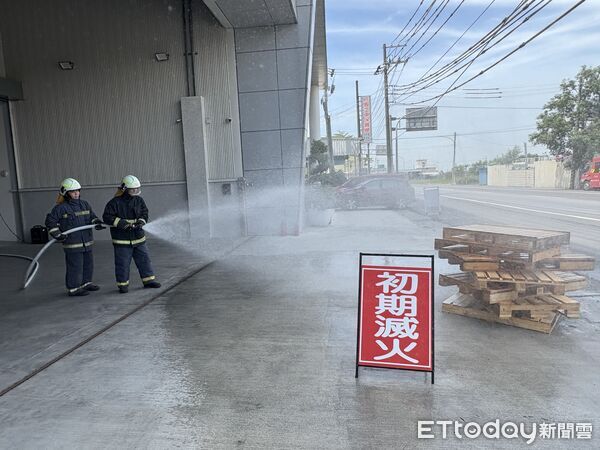 ▲拓昶貿易股份有限公司舉辦企業義消成軍典禮，強化企業自主防災及初期救災能力。（記者林東良翻攝，下同）