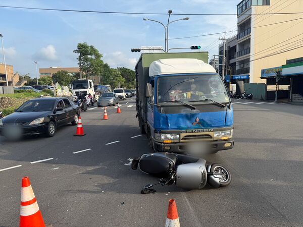 ▲高中生騎微型二輪車違規左轉跟貨車發生碰撞，造成騎士和乘客2名少年輕傷。（圖／記者楊永盛翻攝）