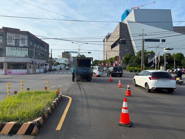 ▲高中生騎微型二輪車違規左轉跟貨車發生碰撞，造成騎士和乘客2名少年輕傷。（圖／記者楊永盛翻攝）