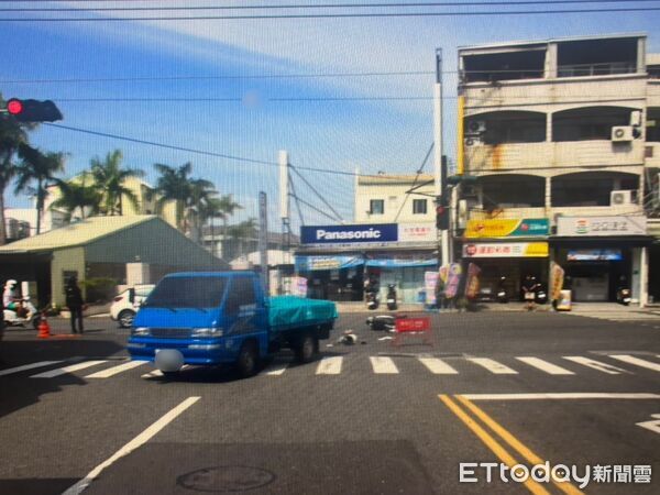 ▲台南市安南區安和路五段與336巷口發生小貨車與機車碰撞事故，造成24歲女騎士送醫不治。（民眾提供，下同）