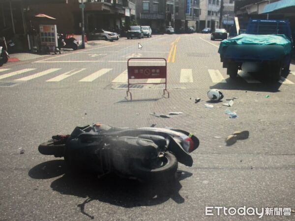 ▲台南市安南區安和路五段與336巷口發生小貨車與機車碰撞事故，造成24歲女騎士送醫不治。（民眾提供，下同）