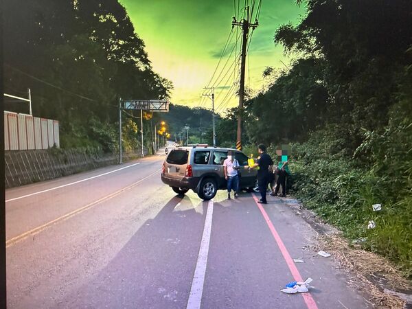 ▲苗119線銅鑼客家大院路段發生自撞事故，邱姓男子酒駕迴轉後自撞護欄，造成夫妻受傷、孫子受驚。（圖／記者楊永盛翻攝）
