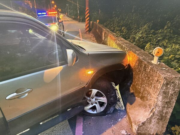 ▲苗119線銅鑼客家大院路段發生自撞事故，邱姓男子酒駕迴轉後自撞護欄，造成夫妻受傷、孫子受驚。（圖／記者楊永盛翻攝）