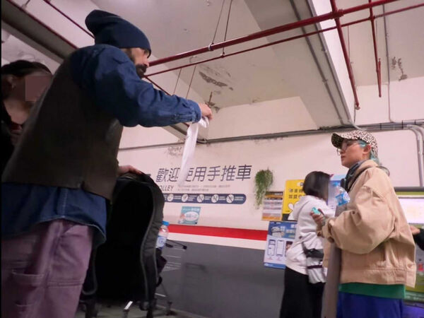 依然甜蜜1／范曉萱深夜同框大鬍子男友Allen　愛情長跑20多年近況曝光