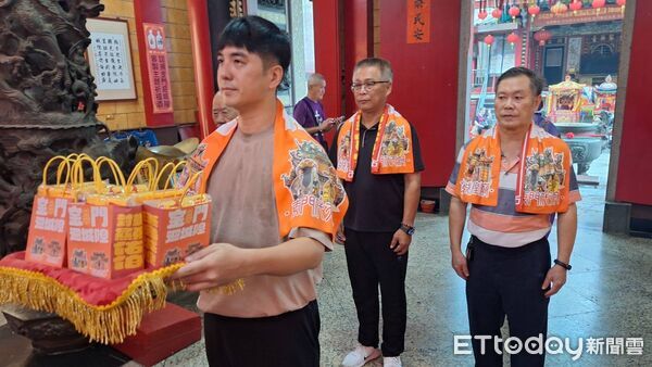▲▼ 金門返鄉青年盧敬帆設計文創應援巾捐贈給浯島城隍廟，盼為傳統慶典注入青年創意與活力。（圖／盧敬帆提供）