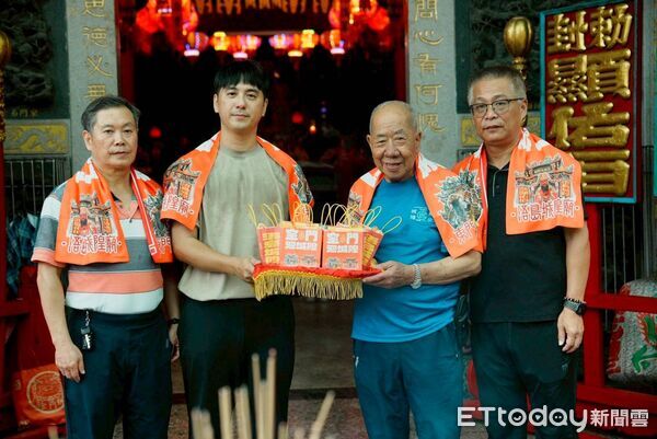 ▲▼ 金門返鄉青年盧敬帆設計文創應援巾捐贈給浯島城隍廟，盼為傳統慶典注入青年創意與活力。（圖／盧敬帆提供）