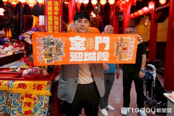 ▲▼ 金門返鄉青年盧敬帆設計文創應援巾捐贈給浯島城隍廟，盼為傳統慶典注入青年創意與活力。（圖／盧敬帆提供）