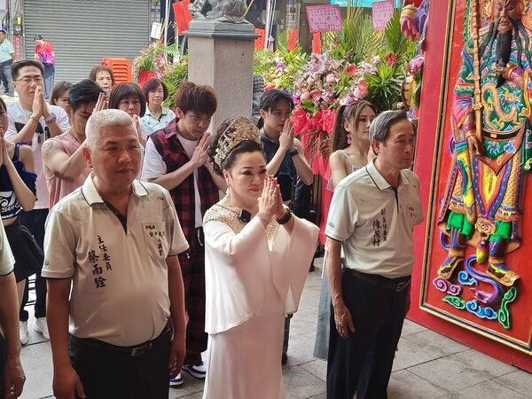 ▲▼ 白冰冰在放興宮主委蔡雨詮與副主委陳茂村陪同下，帶著子弟兵拜拜祈福 。（圖／長興影視提供）