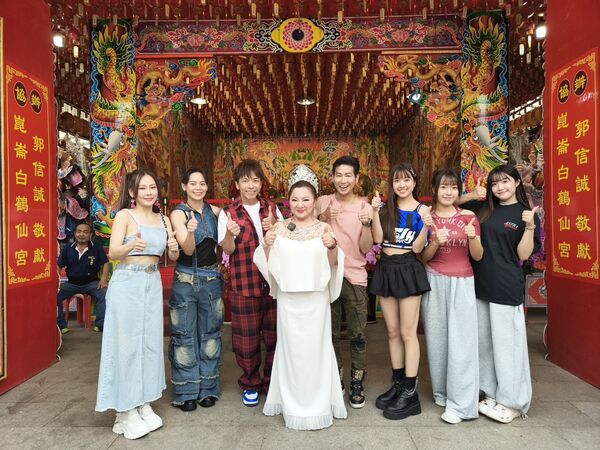 ▲▼ 白冰冰在放興宮主委蔡雨詮與副主委陳茂村陪同下，帶著子弟兵拜拜祈福 。（圖／長興影視提供）
