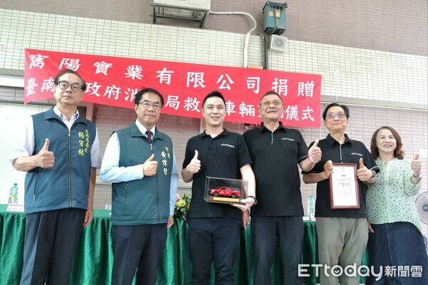 ▲寯陽實業有限公司捐贈多功能救災車予台南市政府消防局，市長黃偉哲代表受贈並致贈感謝狀。（記者林東良翻攝，下同）