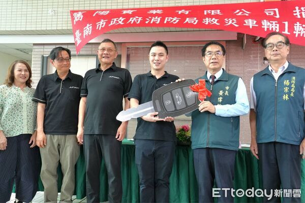 ▲寯陽實業有限公司捐贈多功能救災車予台南市政府消防局，市長黃偉哲代表受贈並致贈感謝狀。（記者林東良翻攝，下同）