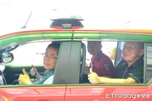 ▲寯陽實業有限公司捐贈多功能救災車予台南市政府消防局，市長黃偉哲代表受贈並致贈感謝狀。（記者林東良翻攝，下同）
