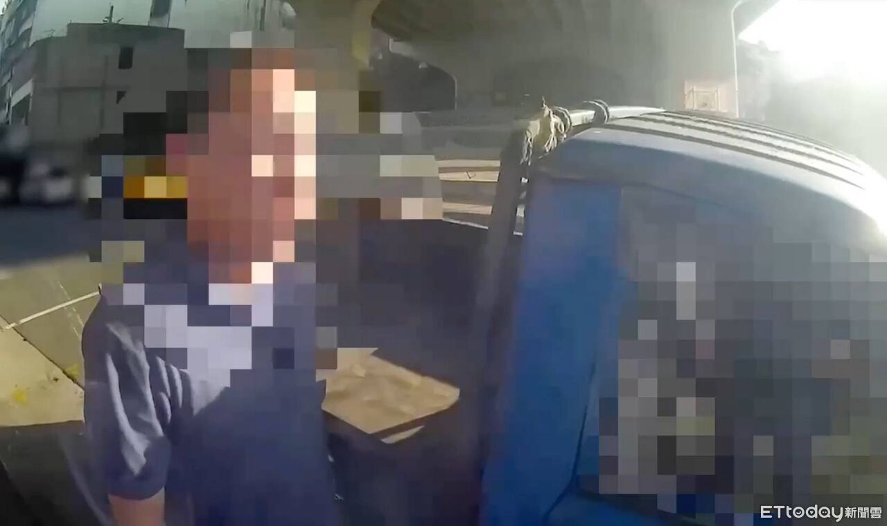 詭異!南港小貨車油門空轉 駕駛酒駕還帶「開鋒武士刀」