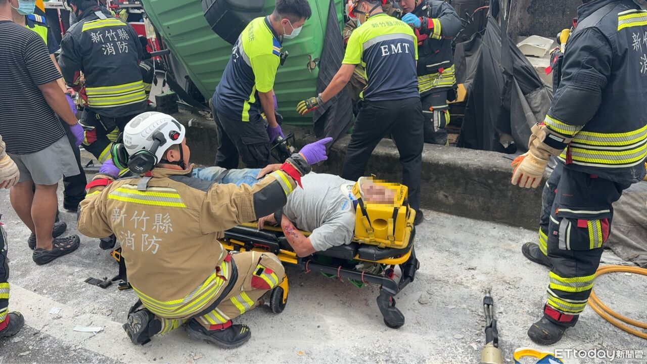 新竹竹東68快速道路下「砂石車翻覆」!2人一度受困 警消急送醫