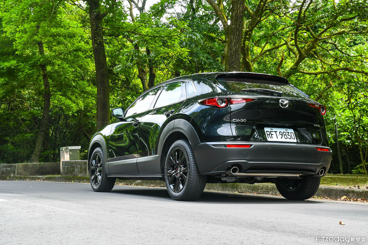 ▲Mazda CX-30以進口光環，用高級質感技壓國產同級休旅。（圖／記者徐煜展攝）