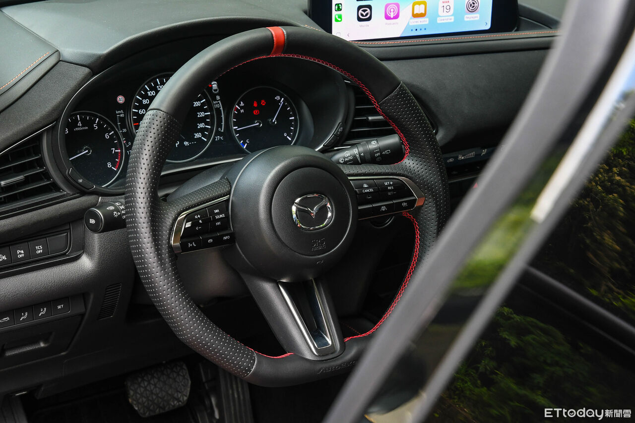 ▲Mazda CX-30以進口光環，用高級質感技壓國產同級休旅。（圖／記者徐煜展攝）