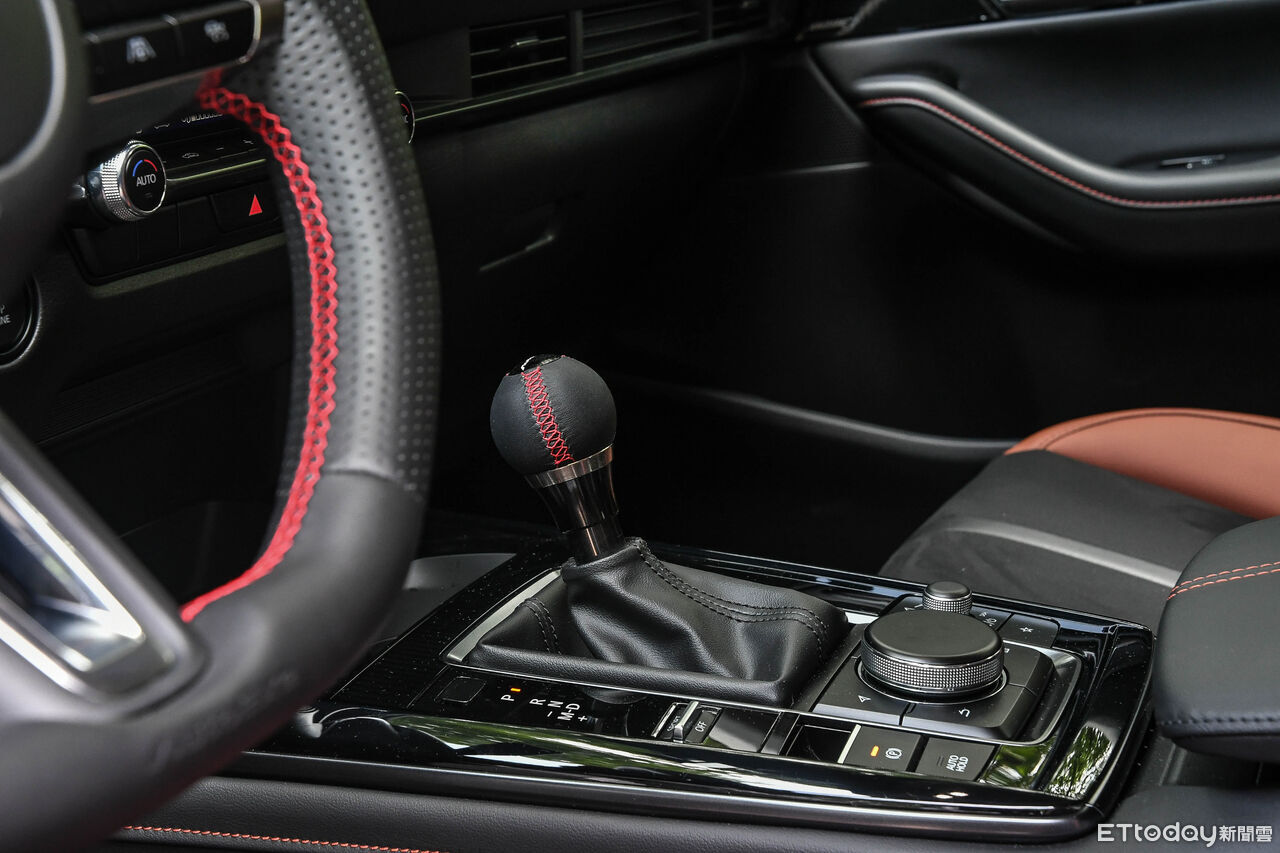 ▲Mazda CX-30以進口光環，用高級質感技壓國產同級休旅。（圖／記者徐煜展攝）