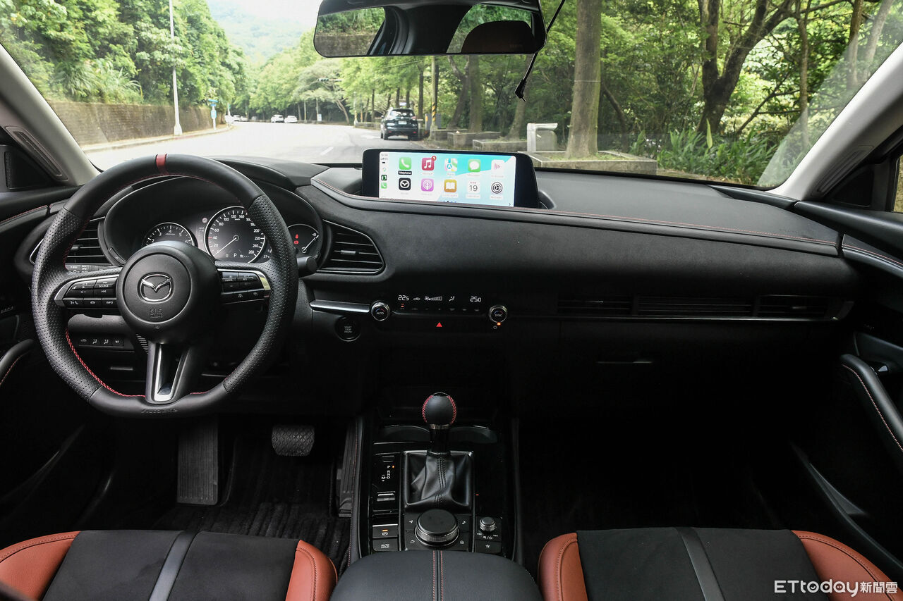 ▲Mazda CX-30以進口光環，用高級質感技壓國產同級休旅。（圖／記者徐煜展攝）