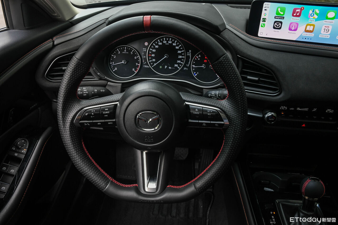 ▲Mazda CX-30以進口光環，用高級質感技壓國產同級休旅。（圖／記者徐煜展攝）