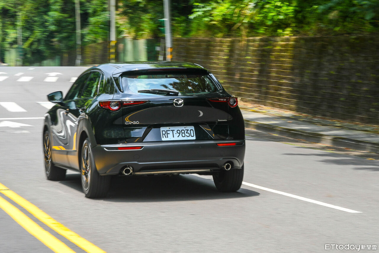 ▲Mazda CX-30以進口光環，用高級質感技壓國產同級休旅。（圖／記者徐煜展攝）
