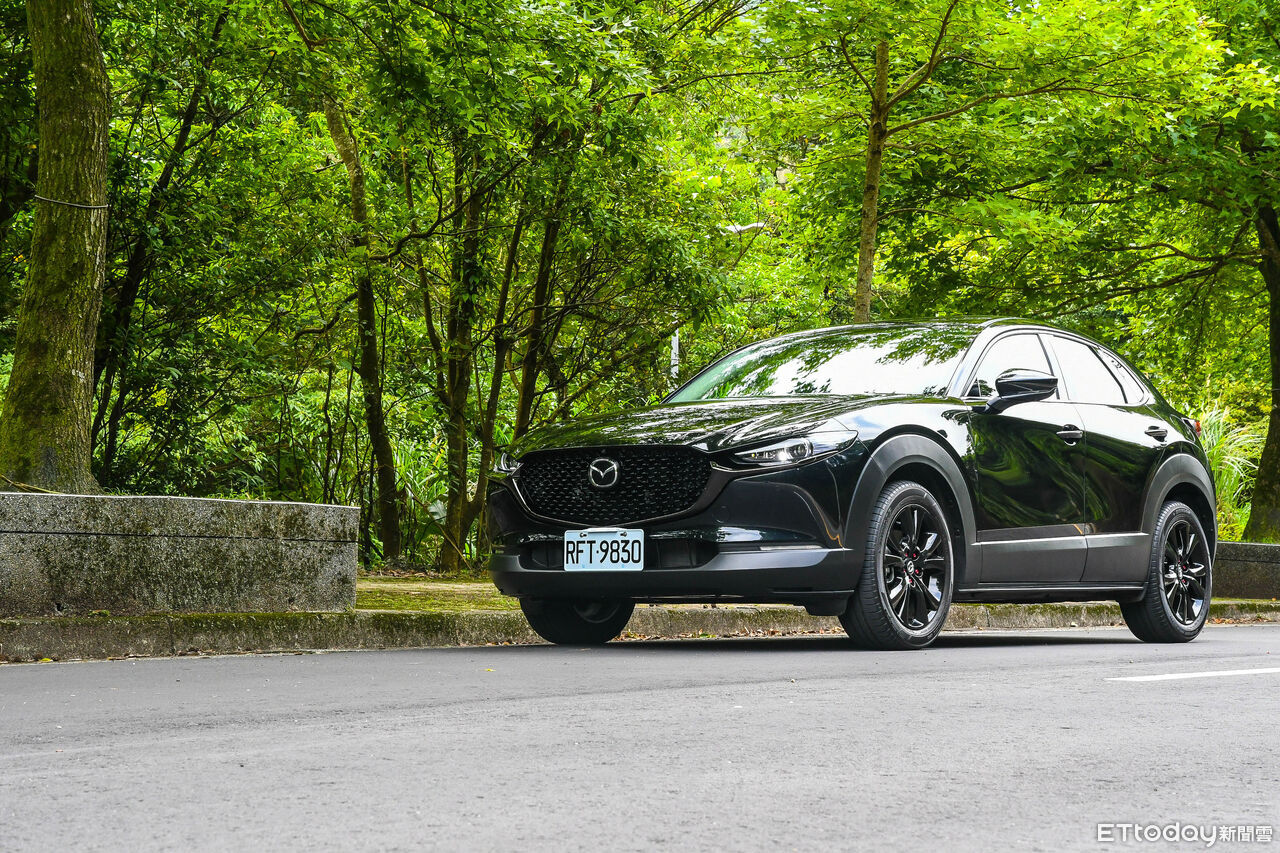 ▲Mazda CX-30以進口光環，用高級質感技壓國產同級休旅。（圖／記者徐煜展攝）