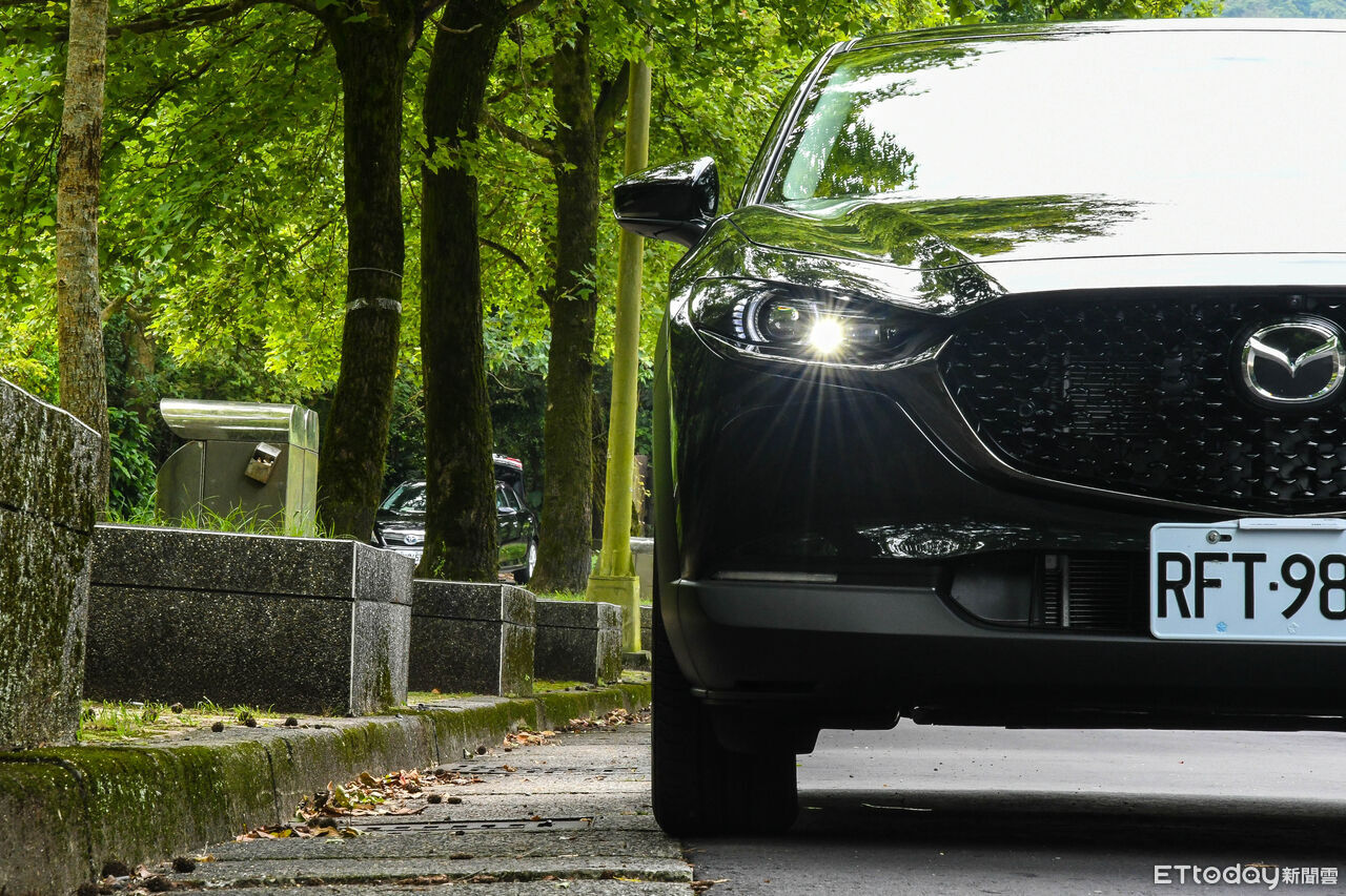 ▲Mazda CX-30以進口光環，用高級質感技壓國產同級休旅。（圖／記者徐煜展攝）