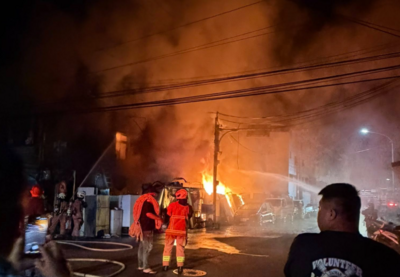 新竹回收場凌晨大火爆炸！　43消防員灌救到天亮