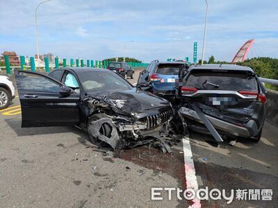 快訊／台68快速道路匝道「3車追撞」！賓士車頭撞爛　3傷送醫