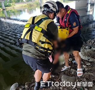 快訊／台南鹽水溪橋下女子落水　警消衝場救回呼吸心跳急送醫