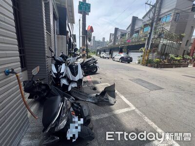 撿東西出事了！77歲阿北開車衝路邊　「保齡球式」鏟倒整排機車