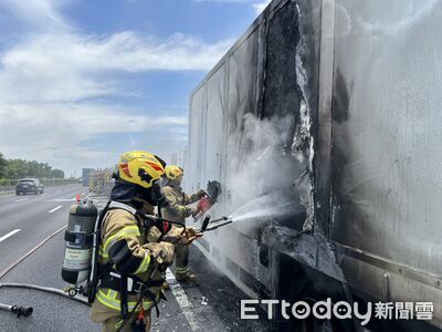 國1新營段火燒車！大貨車突冒煙起火　占外側車道回堵5公里