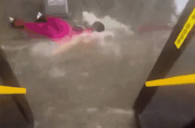 狂雨轟炸紐約！公車驚變孤島　女乘客下車秒被急流沖走