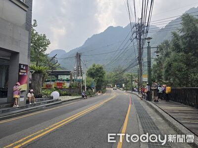獨 ∕ 豐原客運谷關無候車亭 乘客被迫坐路旁風吹日曬雨淋