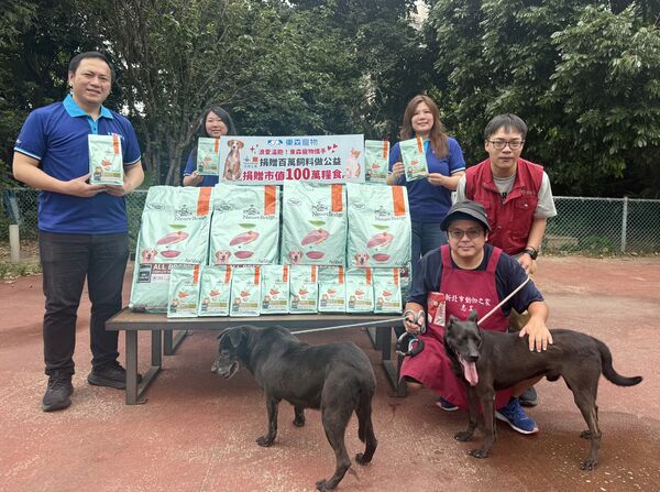 浪愛溫飽！東森寵物攜手「自然主義」捐贈百萬飼料做公益。（圖／東森寵物提供）