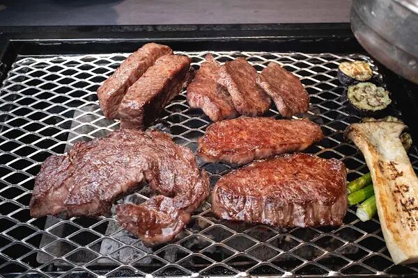 弘大獨旅友善燒肉！只用「1++頂級韓牛」還有侍肉師全程代烤