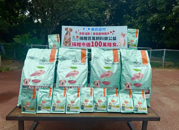 浪愛溫飽！東森寵物攜手「自然主義」捐贈百萬飼料做公益。（圖／東森寵物提供）