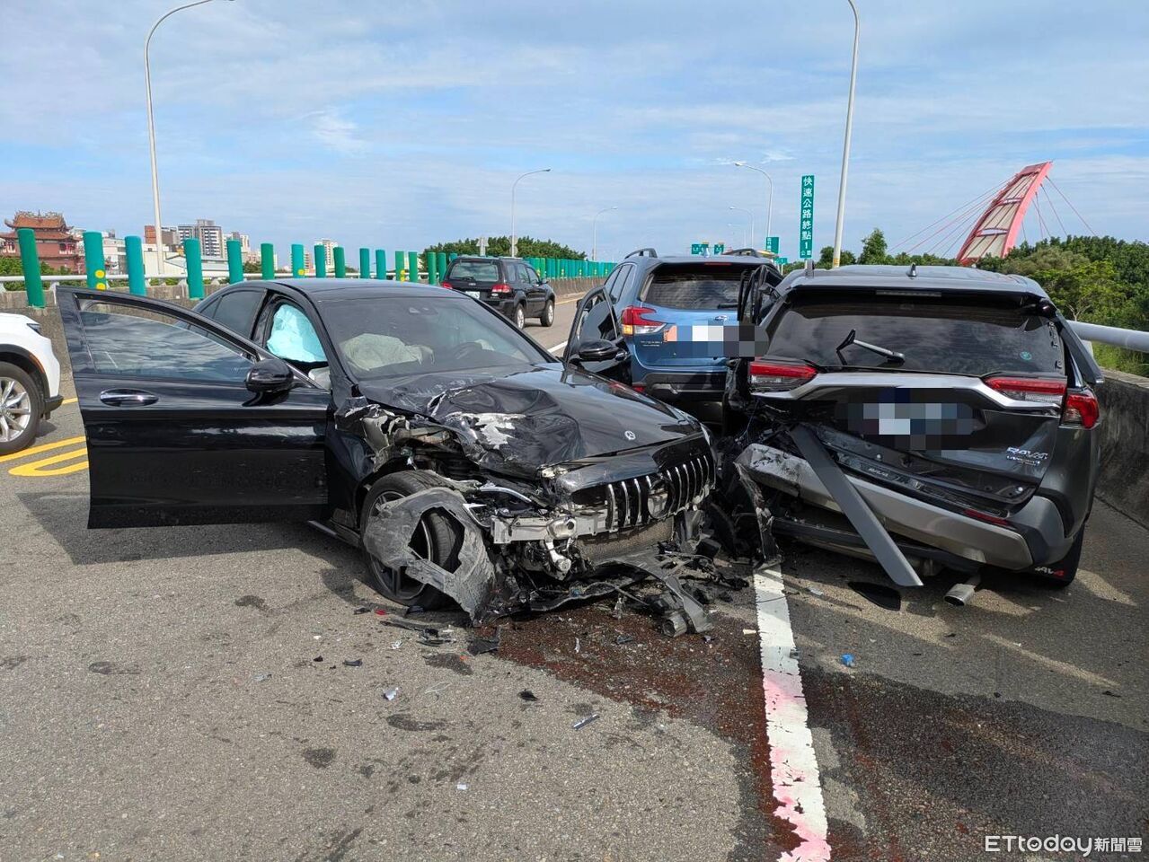 快訊/台68快速道路匝道「3車追撞」!賓士車頭撞爛 3傷送醫