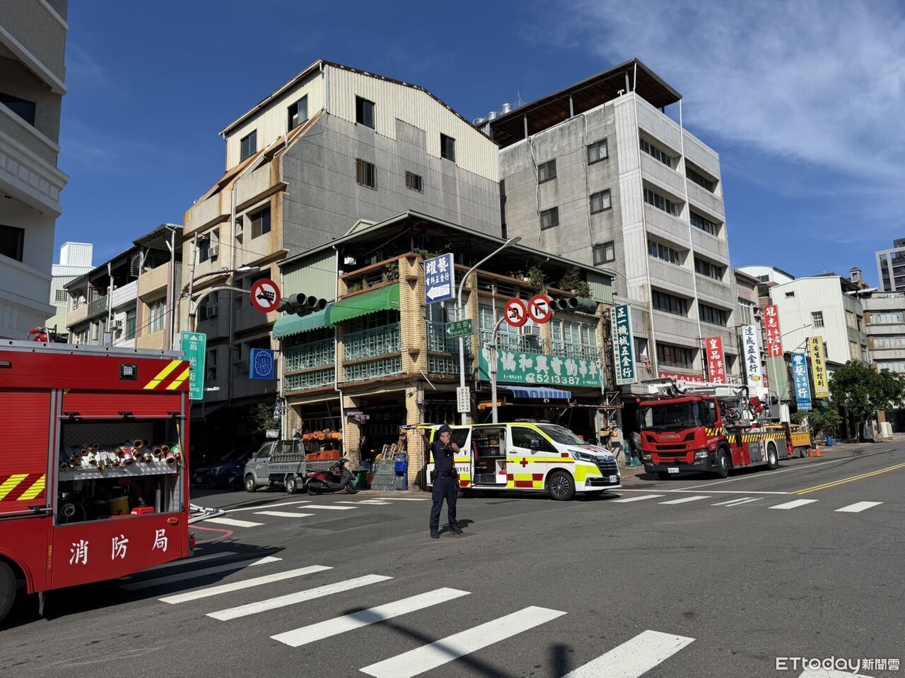 快訊/高雄鹽埕住宅起火!60歲男送醫 疑與家人口角後就燒了